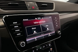 Valkoinen Skoda Superb 2020 kuva 26.