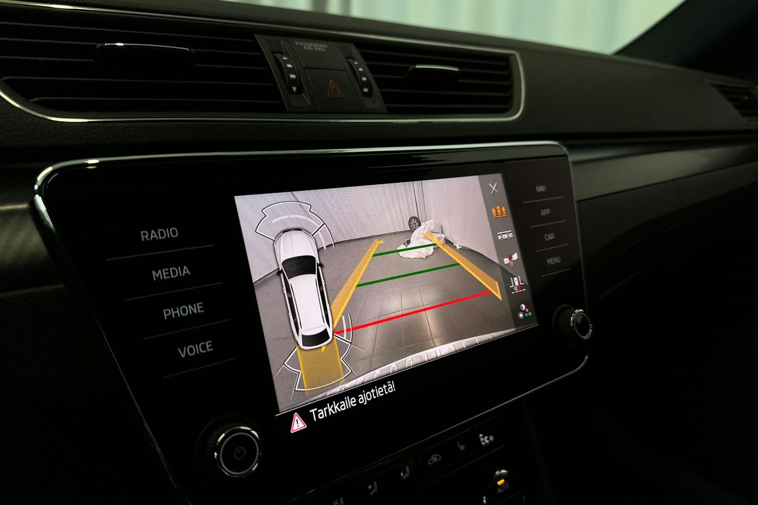 Valkoinen Skoda Superb 2020 kuva 27.