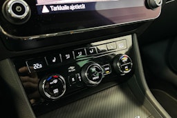 Valkoinen Skoda Superb 2020 kuva 28.
