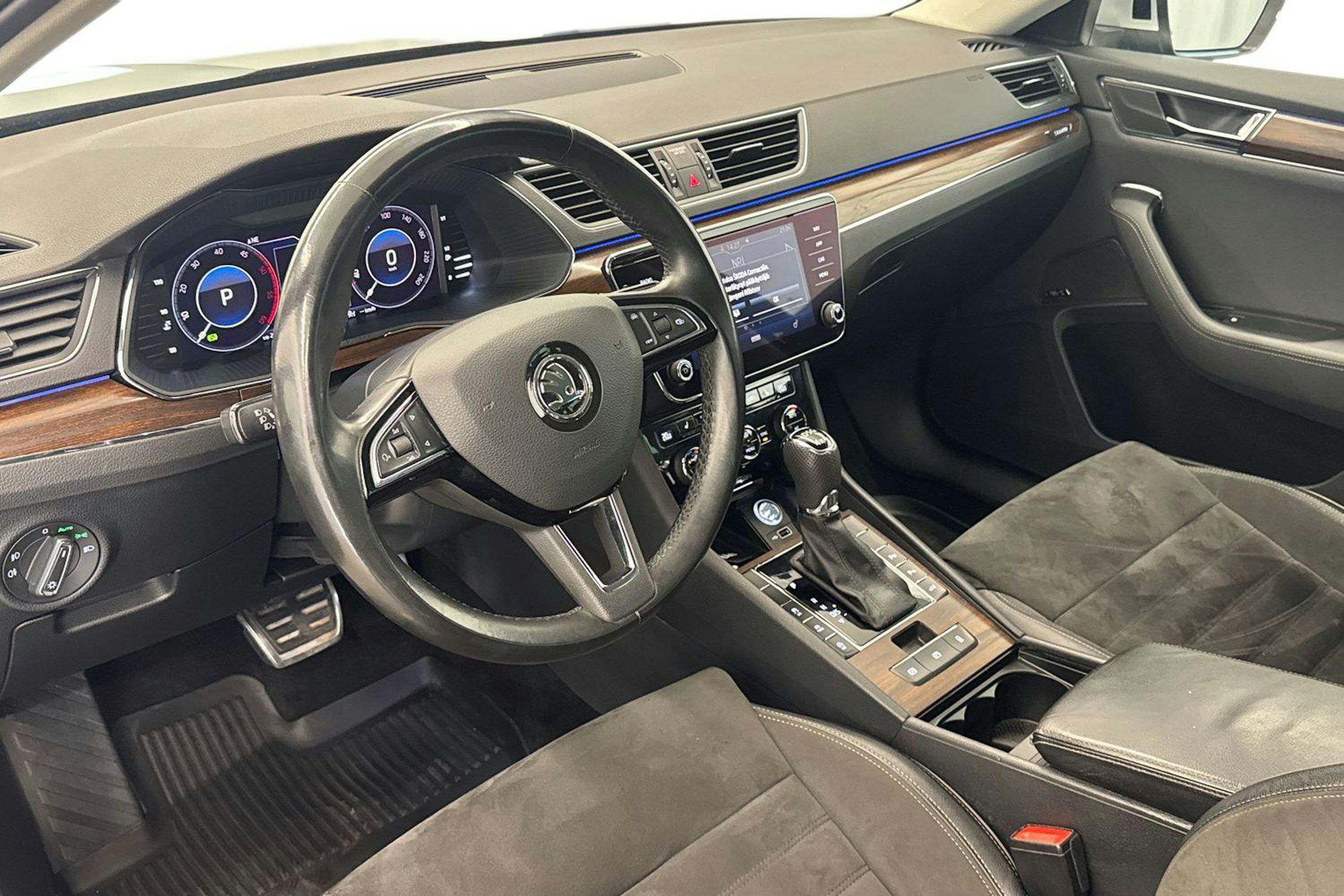 sininen Skoda Superb 2020 kuva 7.