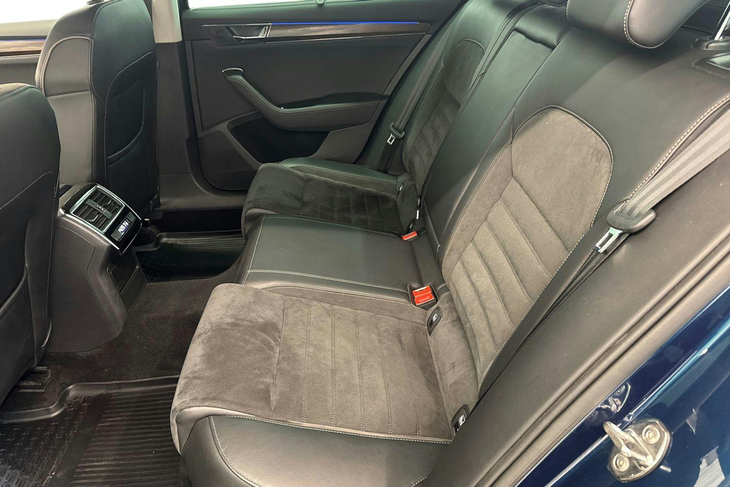 sininen Skoda Superb 2020 kuva 10.
