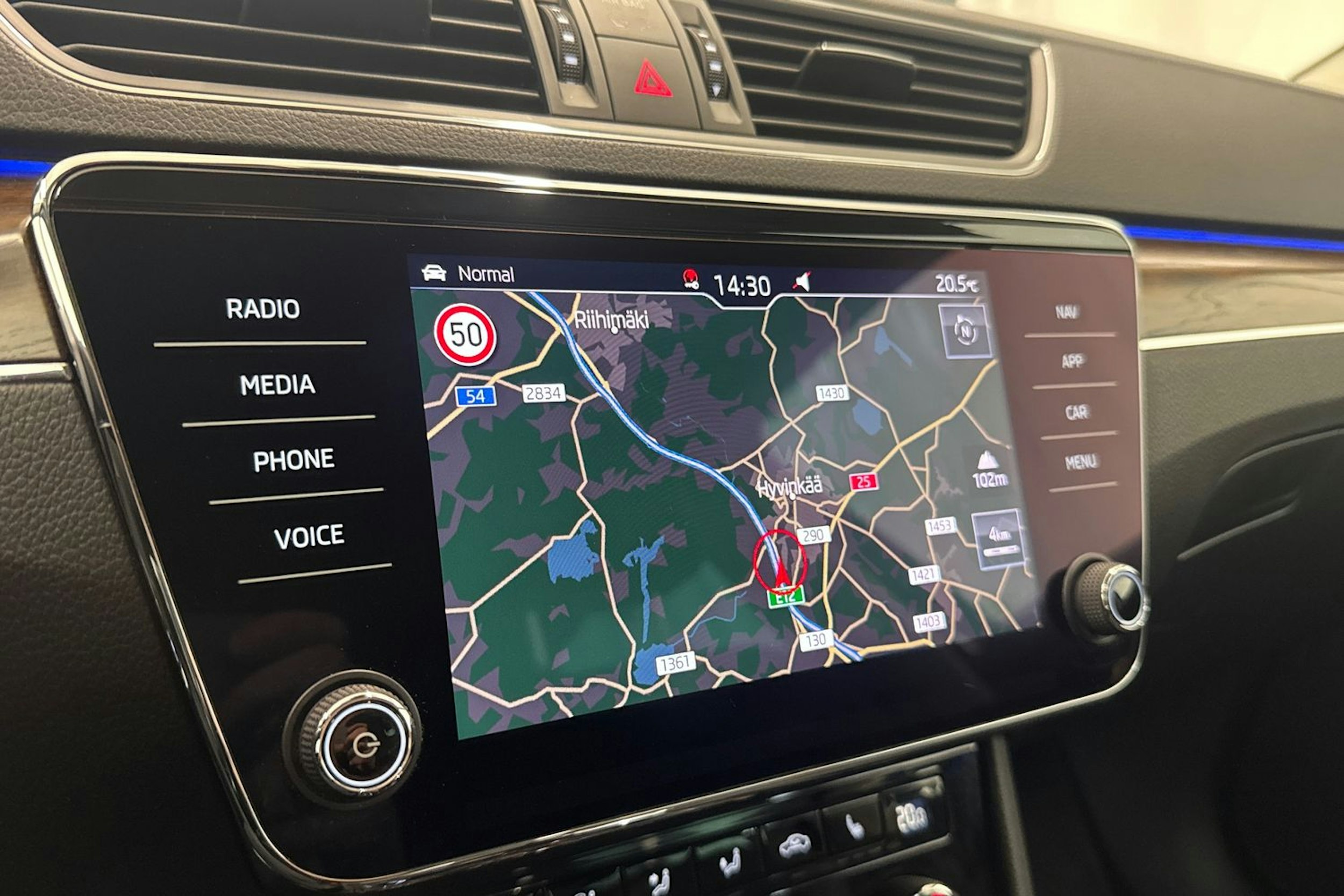 sininen Skoda Superb 2020 kuva 16.