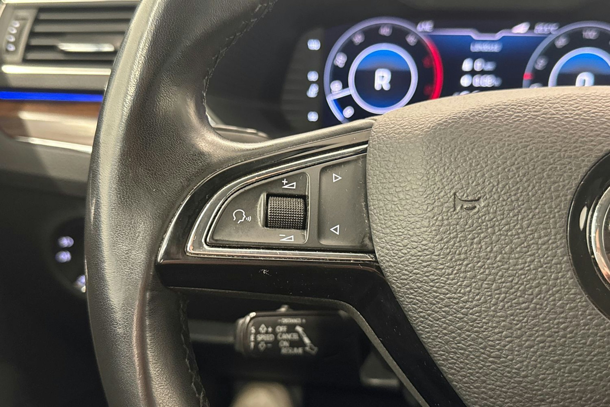 sininen Skoda Superb 2020 kuva 20.