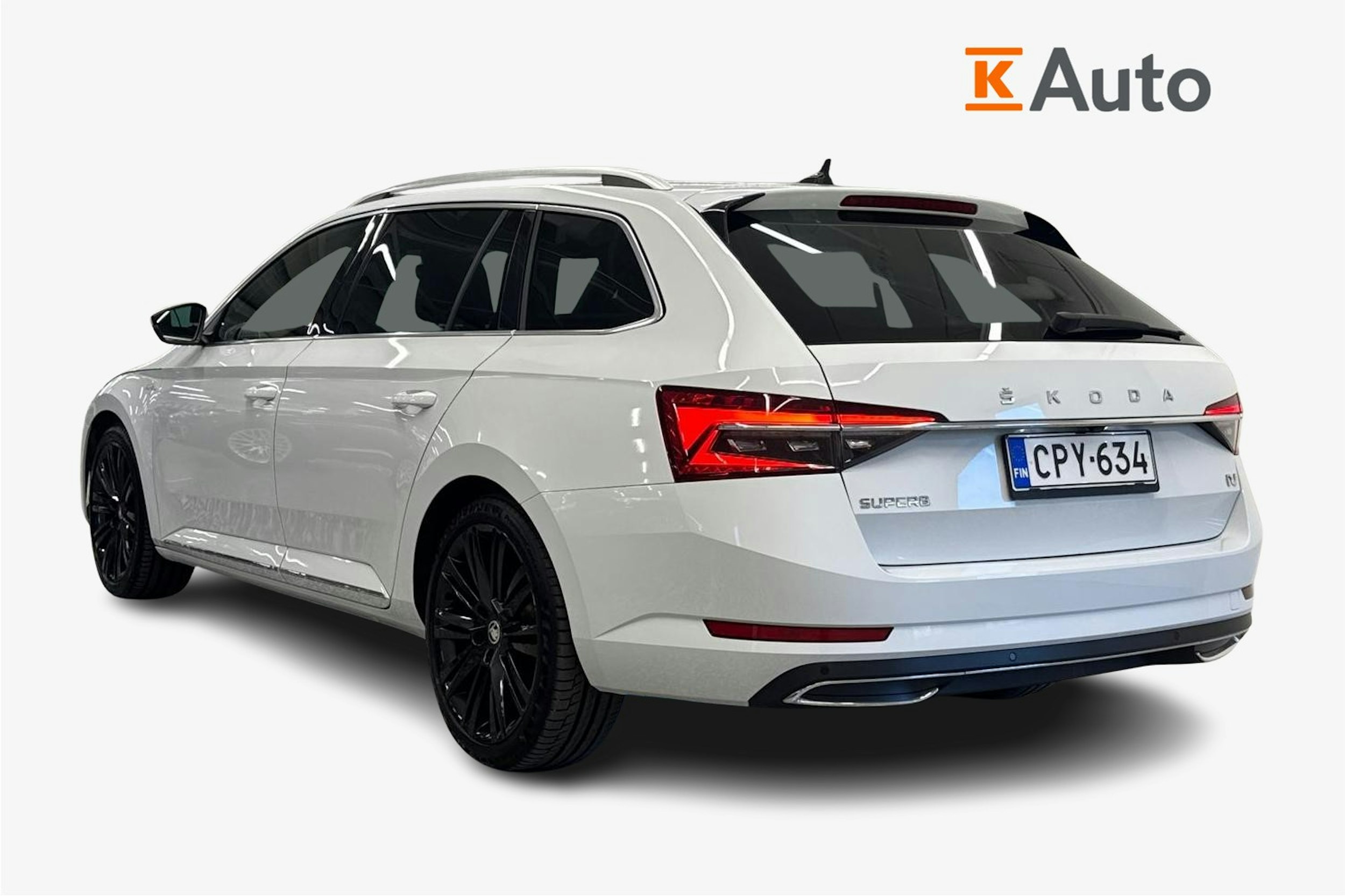 Valkoinen Skoda Superb 2020 kuva 2.