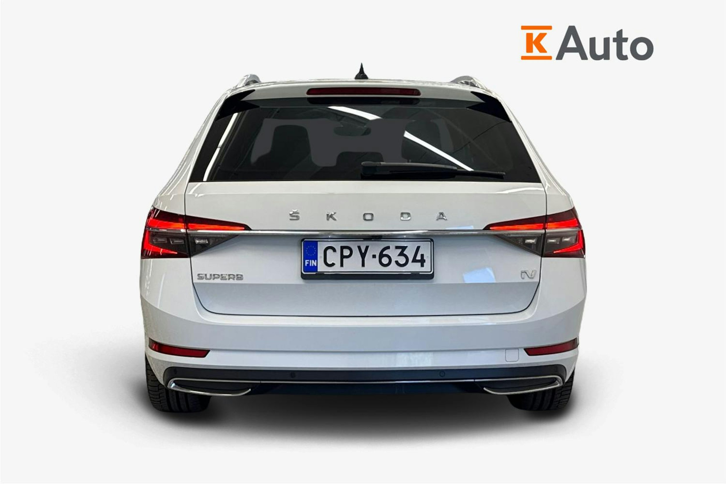 Valkoinen Skoda Superb 2020 kuva 3.