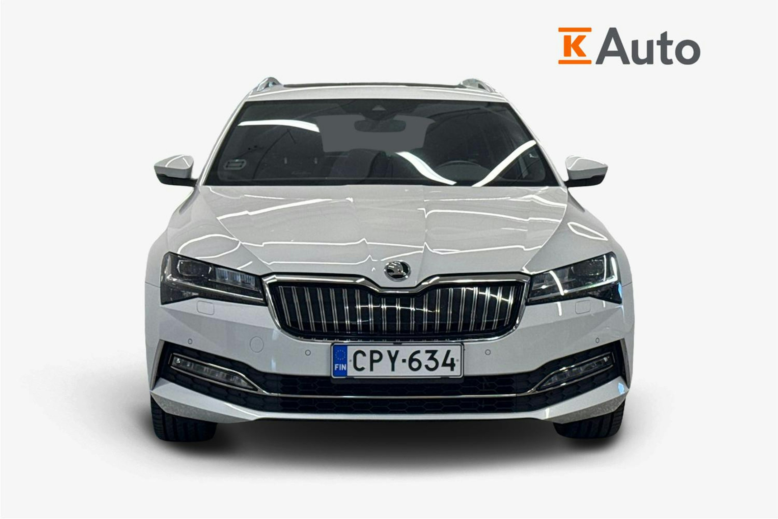 Valkoinen Skoda Superb 2020 kuva 5.