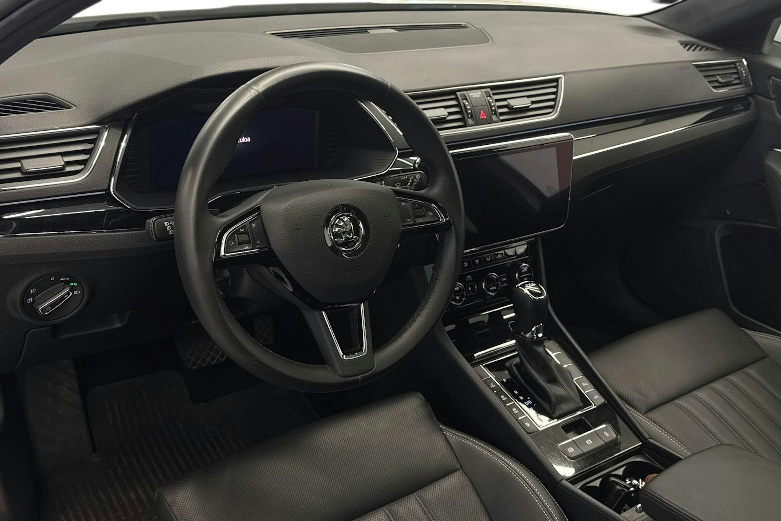 Valkoinen Skoda Superb 2020 kuva 7.