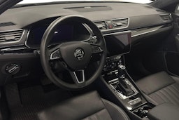 Valkoinen Skoda Superb 2020 kuva 7.