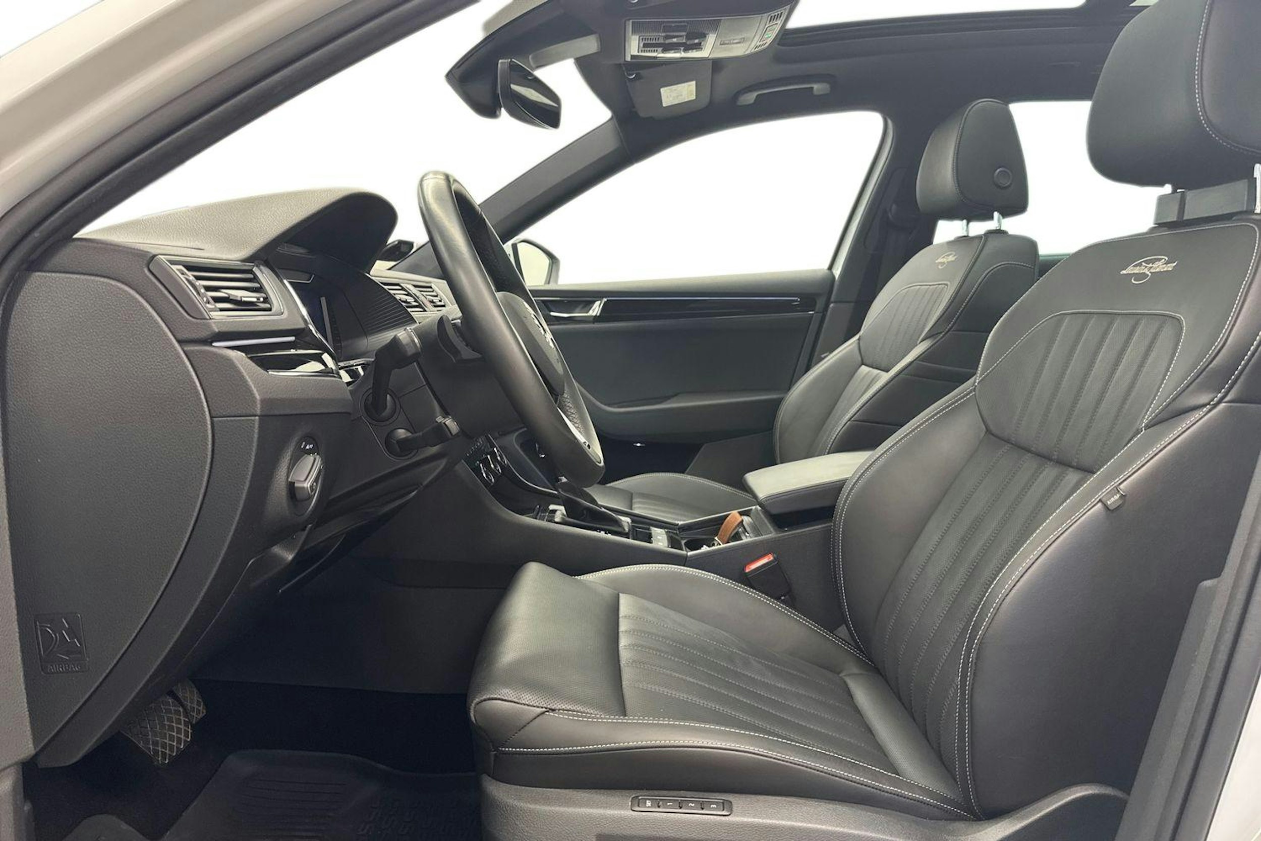 Valkoinen Skoda Superb 2020 kuva 11.