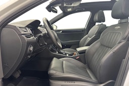Valkoinen Skoda Superb 2020 kuva 11.