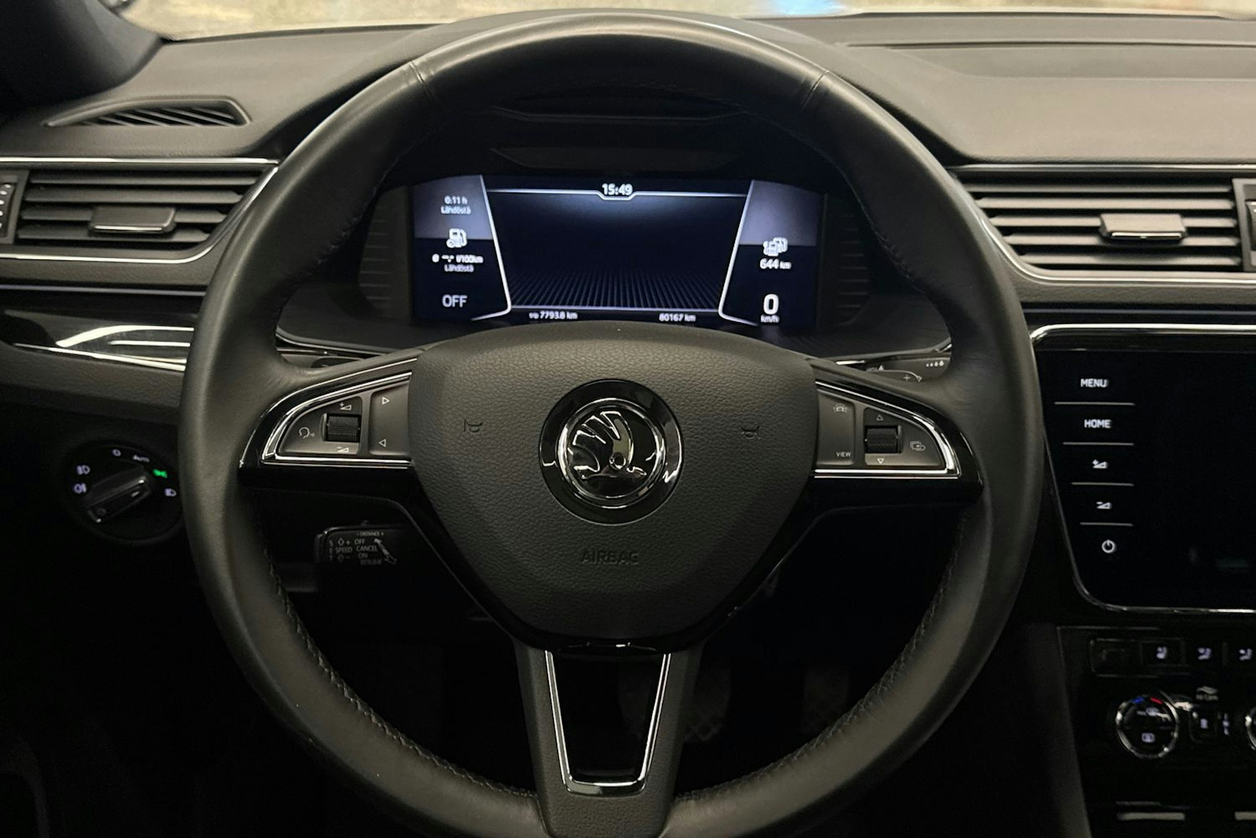 Valkoinen Skoda Superb 2020 kuva 14.