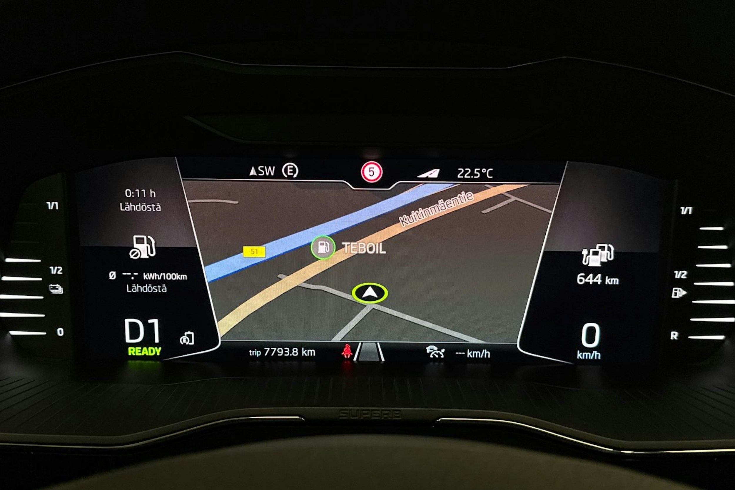 Valkoinen Skoda Superb 2020 kuva 17.