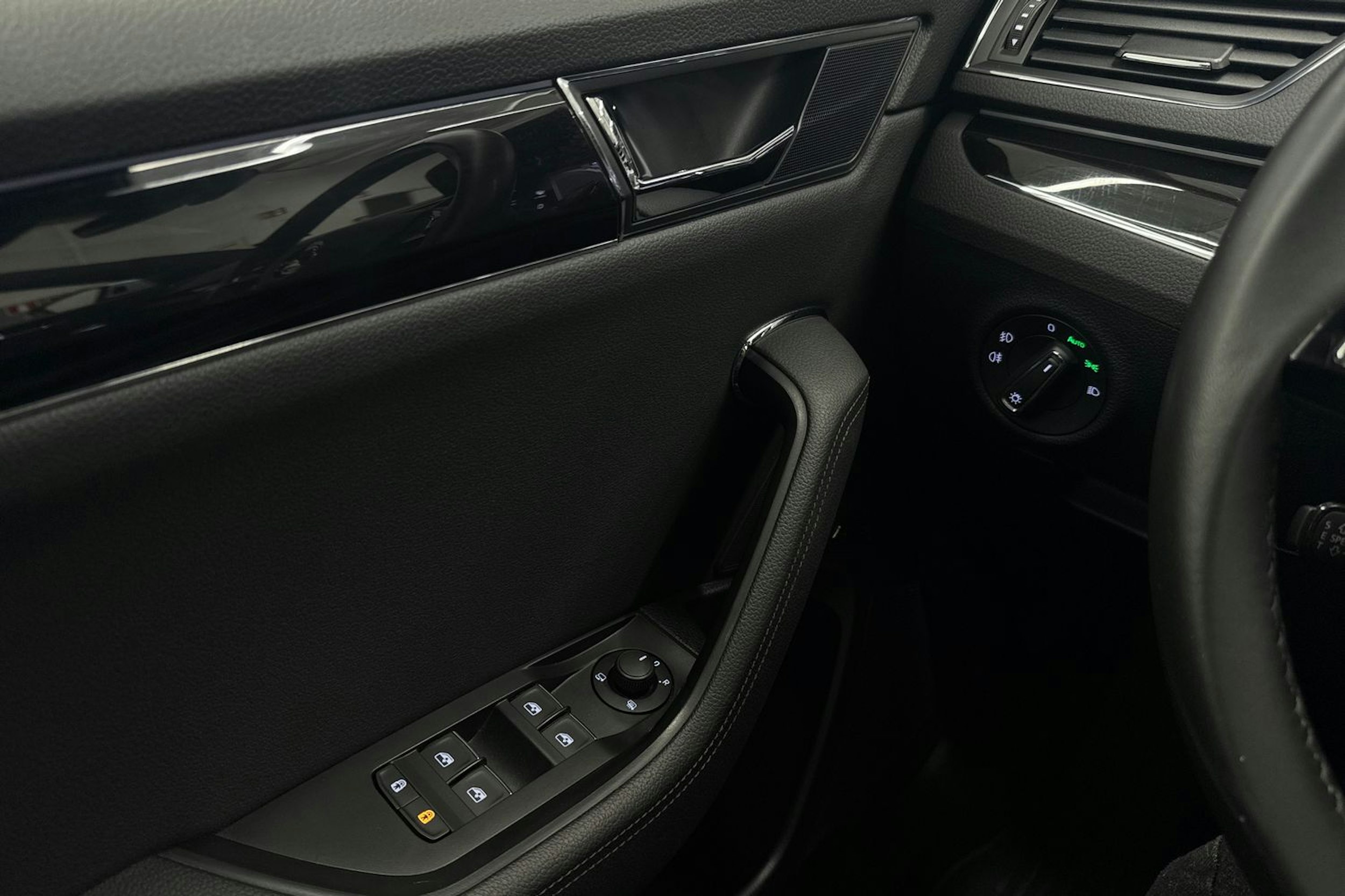 Valkoinen Skoda Superb 2020 kuva 18.