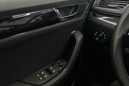 Valkoinen Skoda Superb 2020 kuva 18.