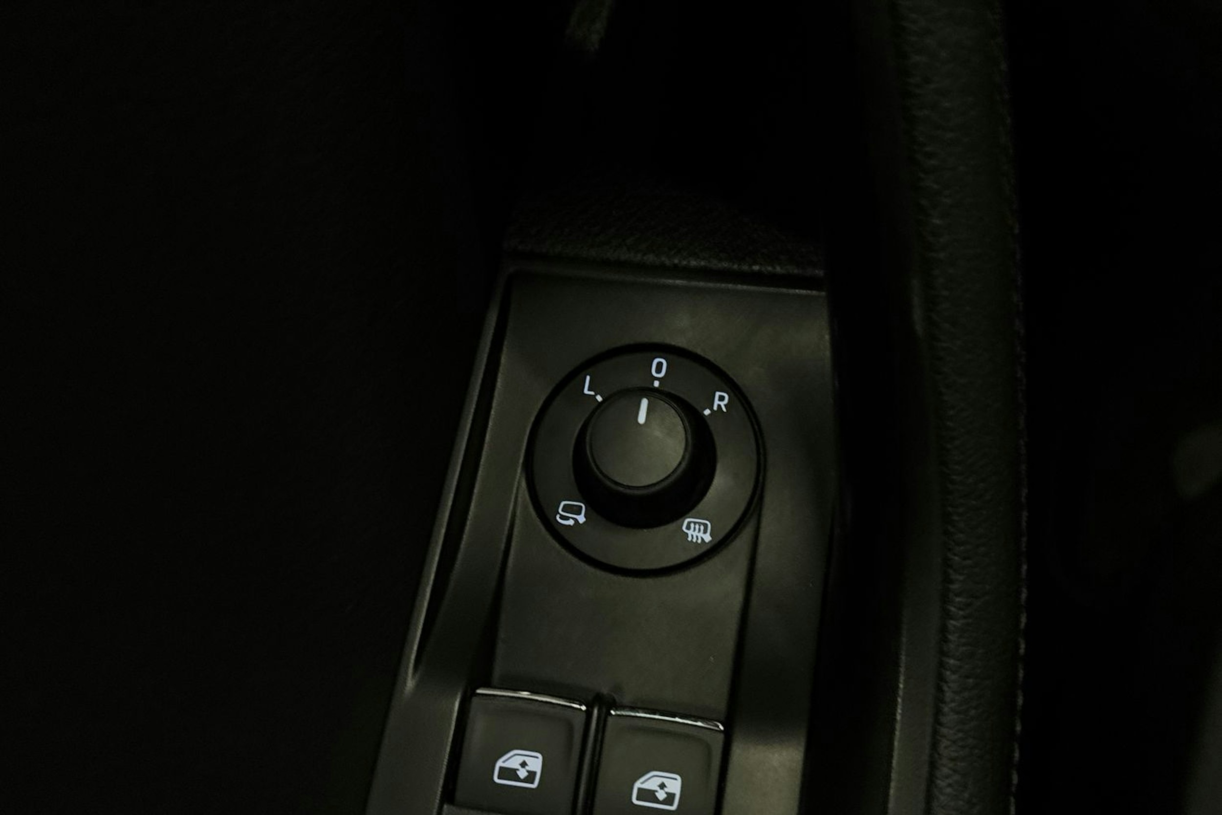 Valkoinen Skoda Superb 2020 kuva 19.