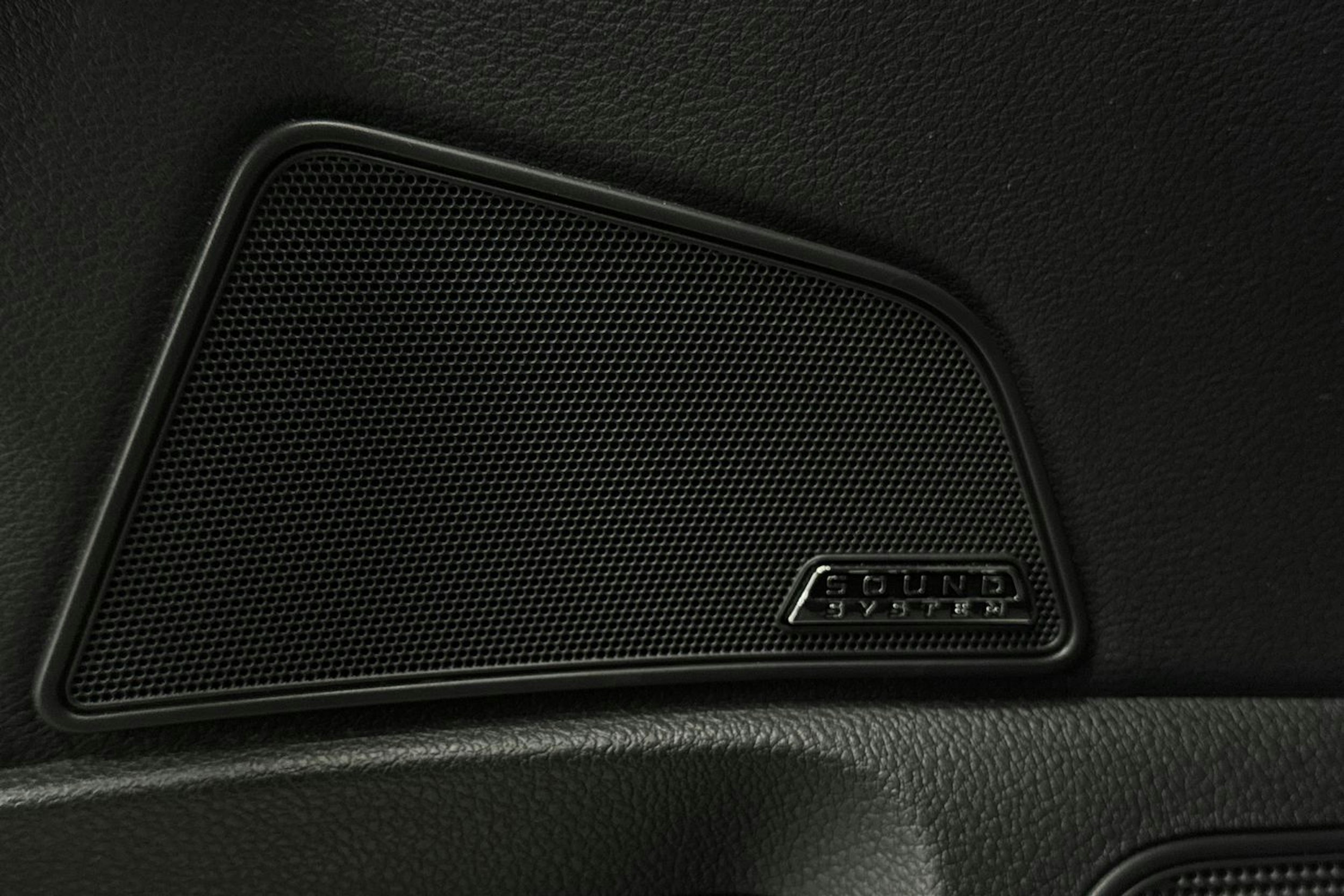 Valkoinen Skoda Superb 2020 kuva 20.