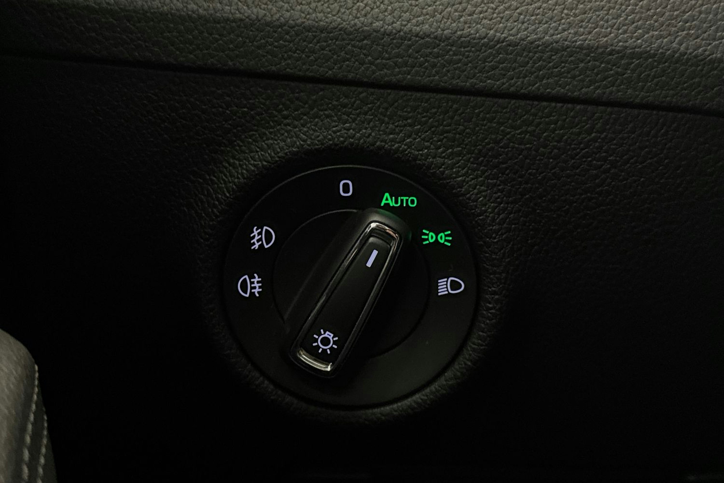 Valkoinen Skoda Superb 2020 kuva 21.