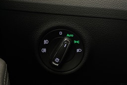 Valkoinen Skoda Superb 2020 kuva 21.