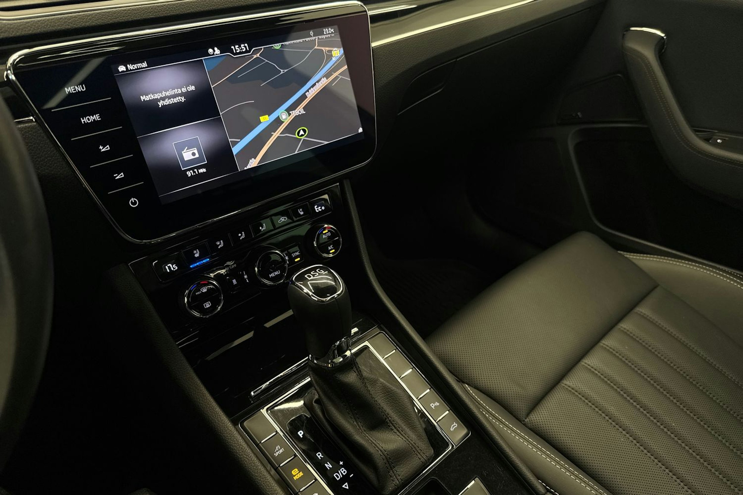 Valkoinen Skoda Superb 2020 kuva 22.