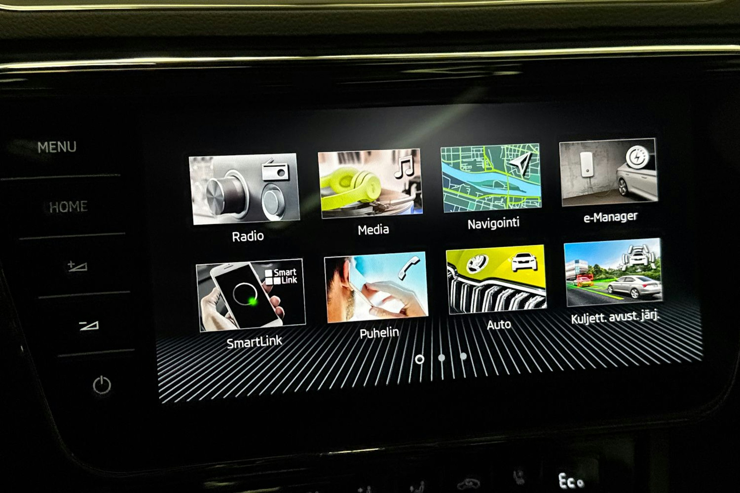 Valkoinen Skoda Superb 2020 kuva 23.