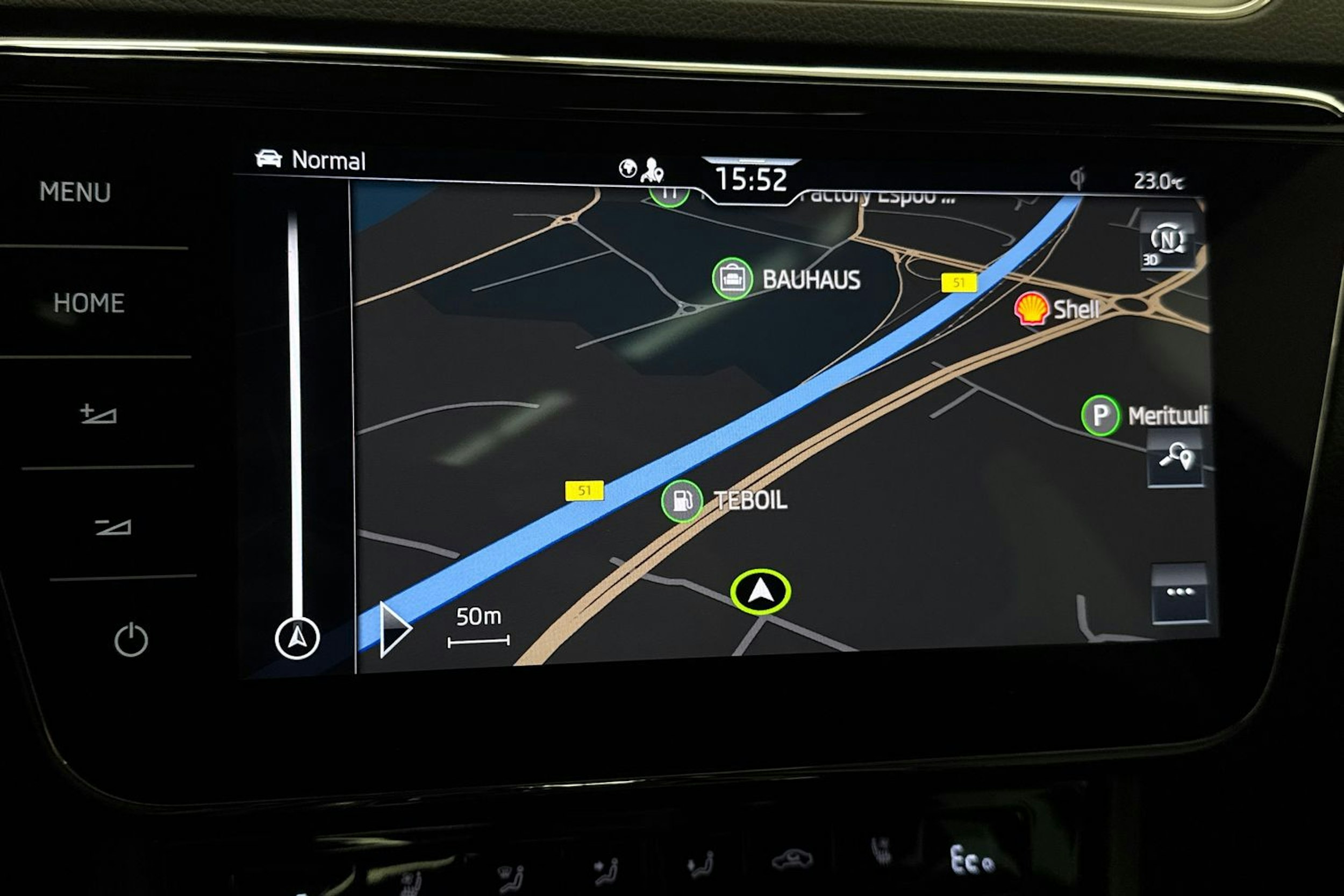 Valkoinen Skoda Superb 2020 kuva 24.