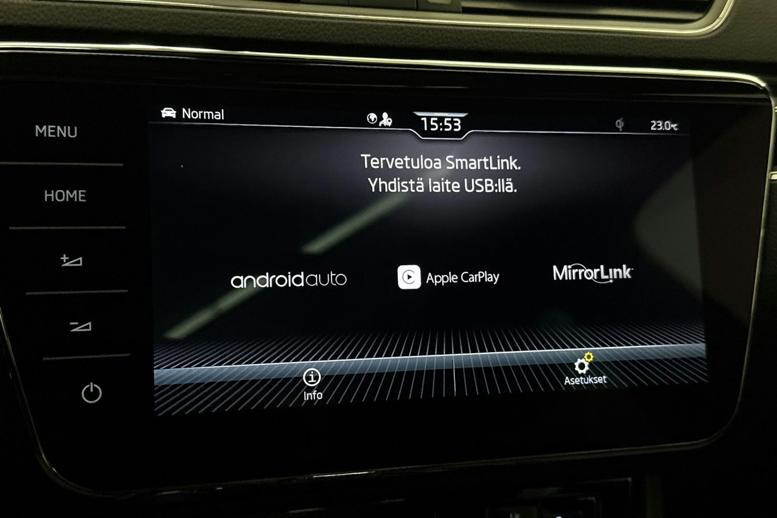 Valkoinen Skoda Superb 2020 kuva 25.