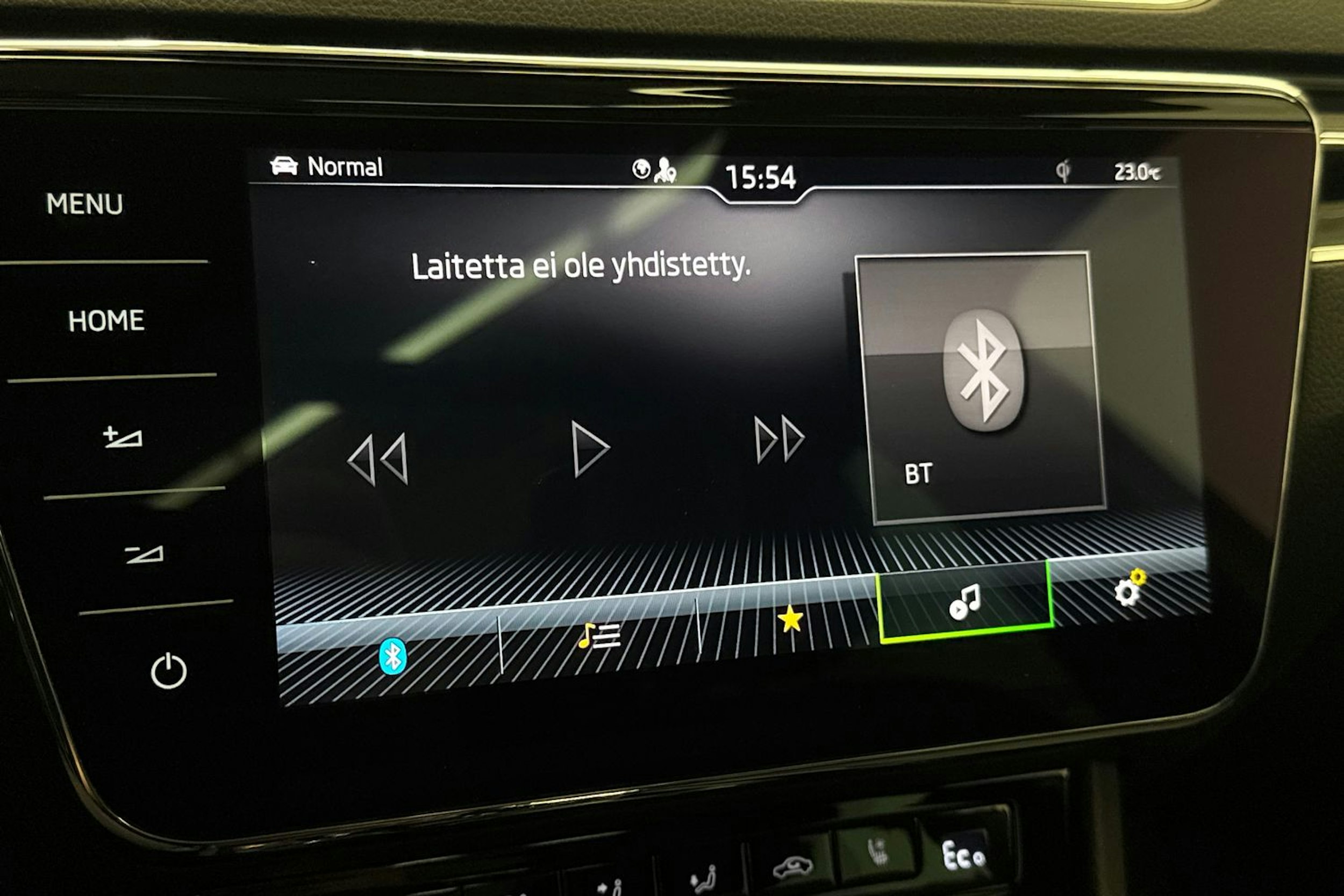 Valkoinen Skoda Superb 2020 kuva 26.