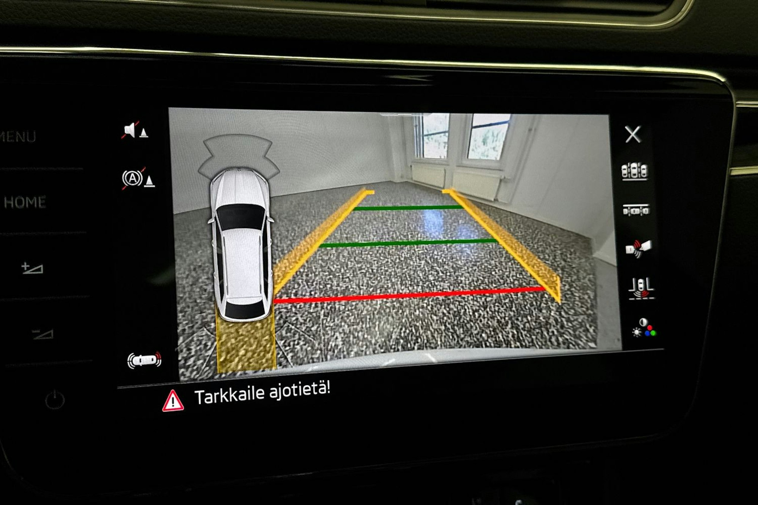 Valkoinen Skoda Superb 2020 kuva 27.