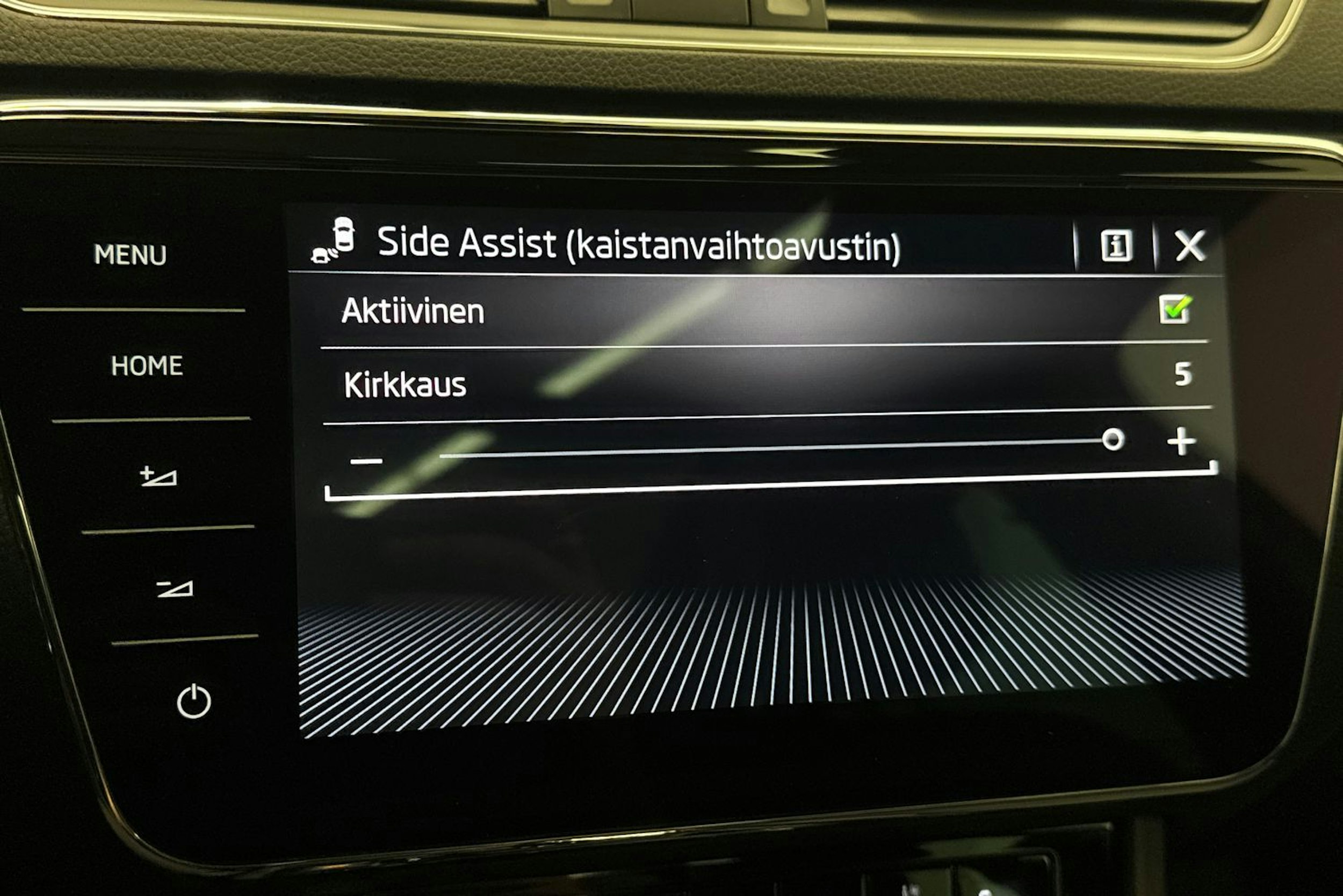 Valkoinen Skoda Superb 2020 kuva 28.