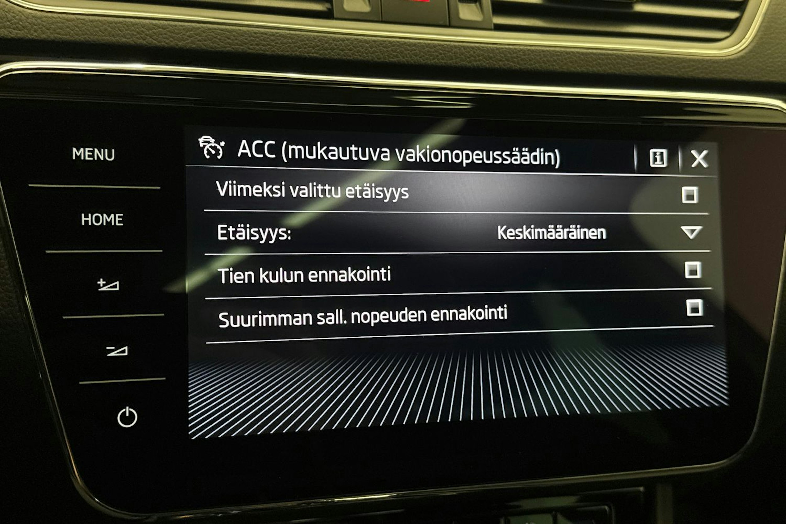 Valkoinen Skoda Superb 2020 kuva 30.
