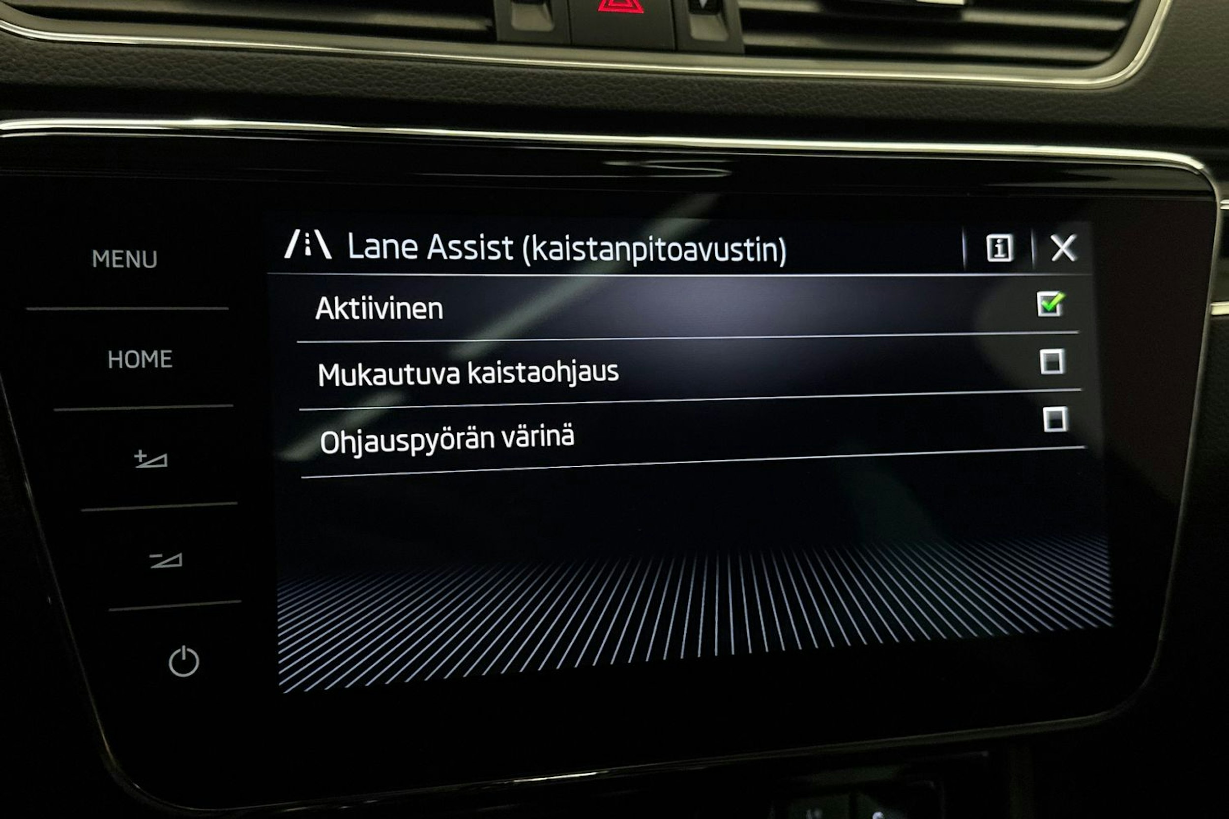 Valkoinen Skoda Superb 2020 kuva 31.