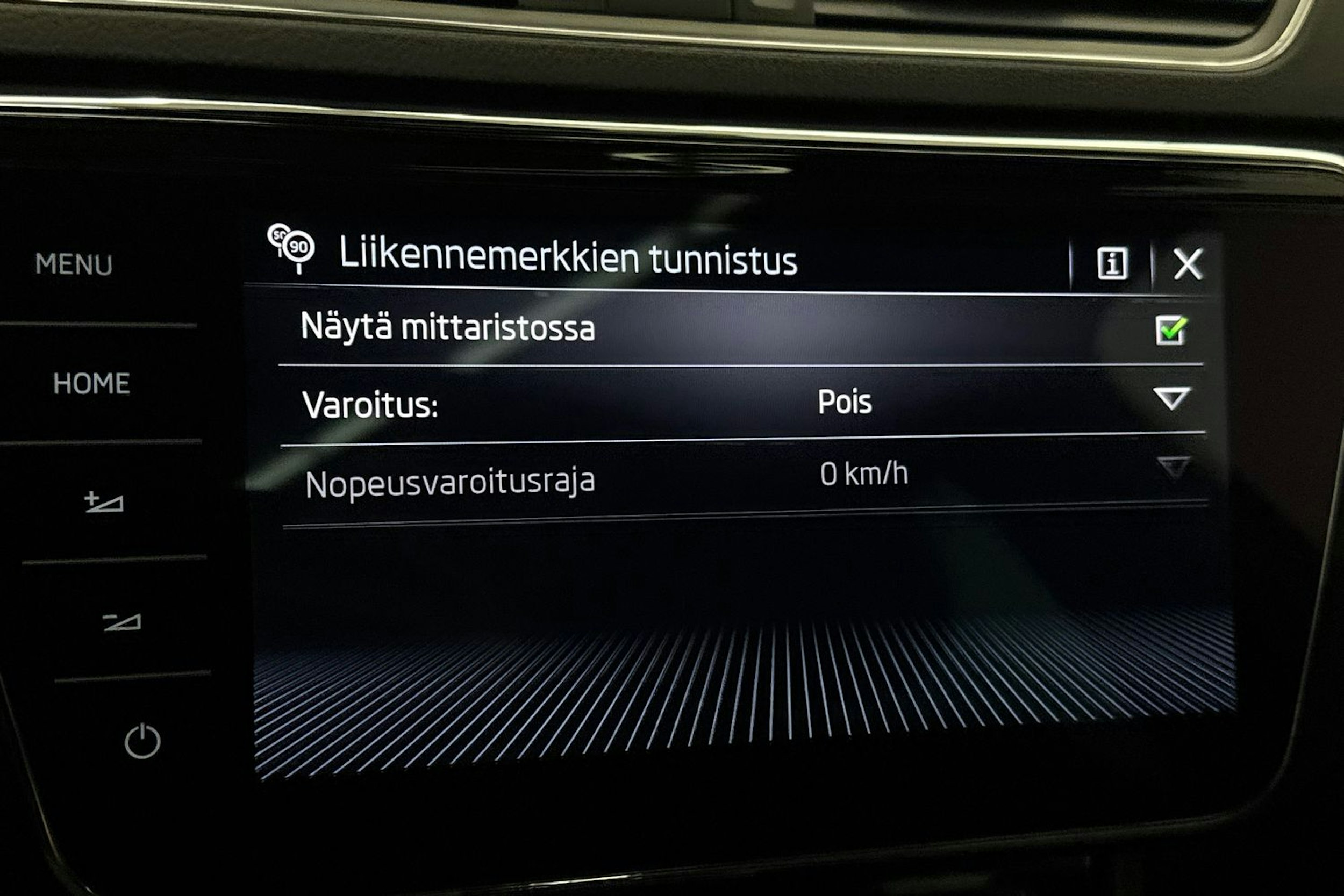 Valkoinen Skoda Superb 2020 kuva 32.