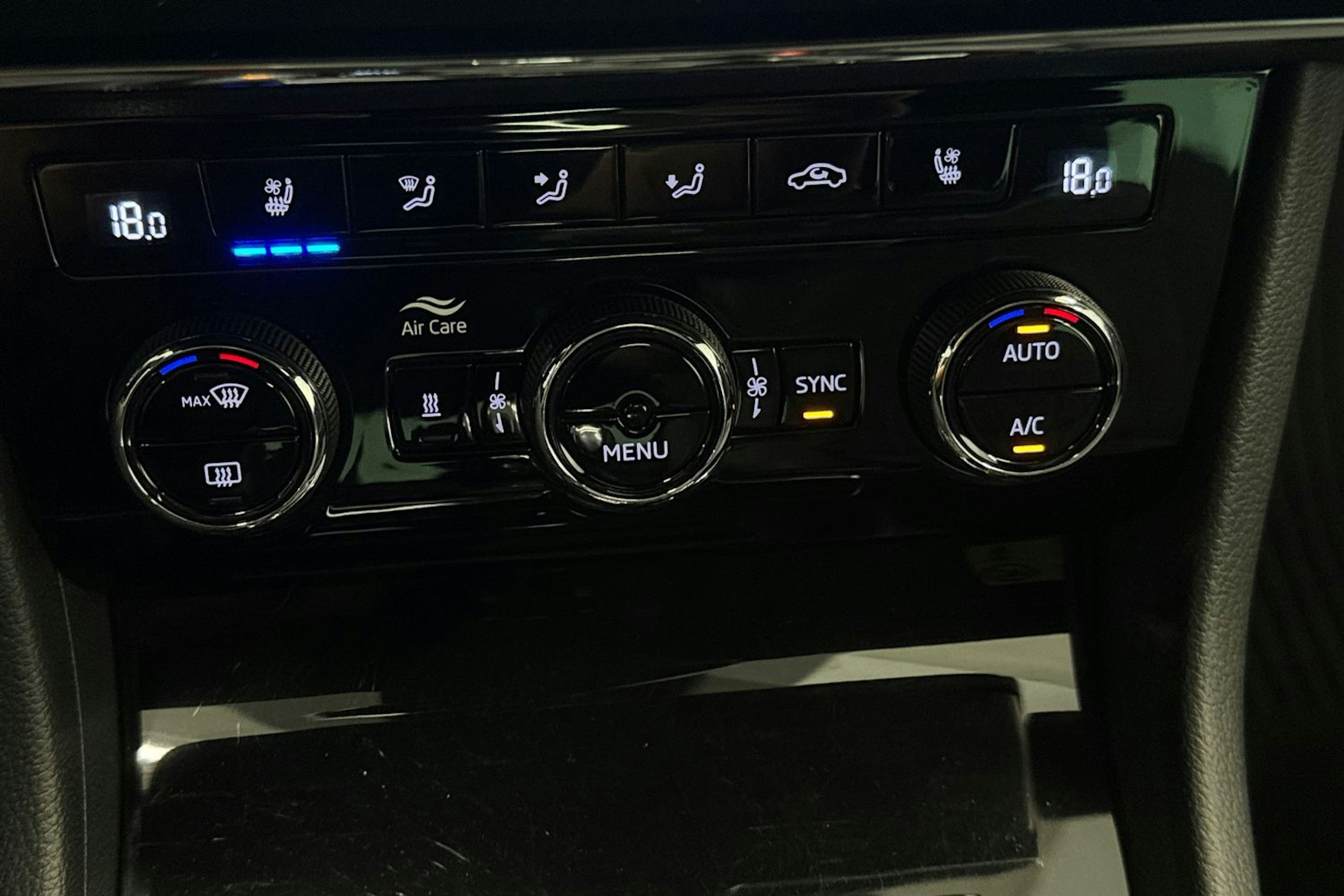Valkoinen Skoda Superb 2020 kuva 34.