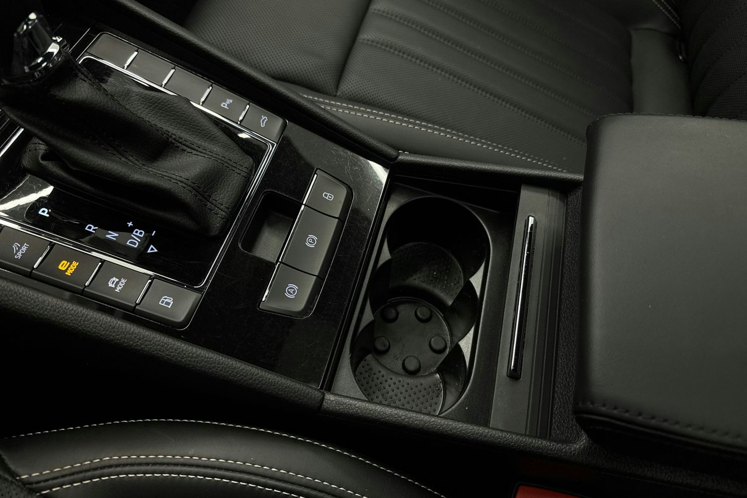 Valkoinen Skoda Superb 2020 kuva 37.