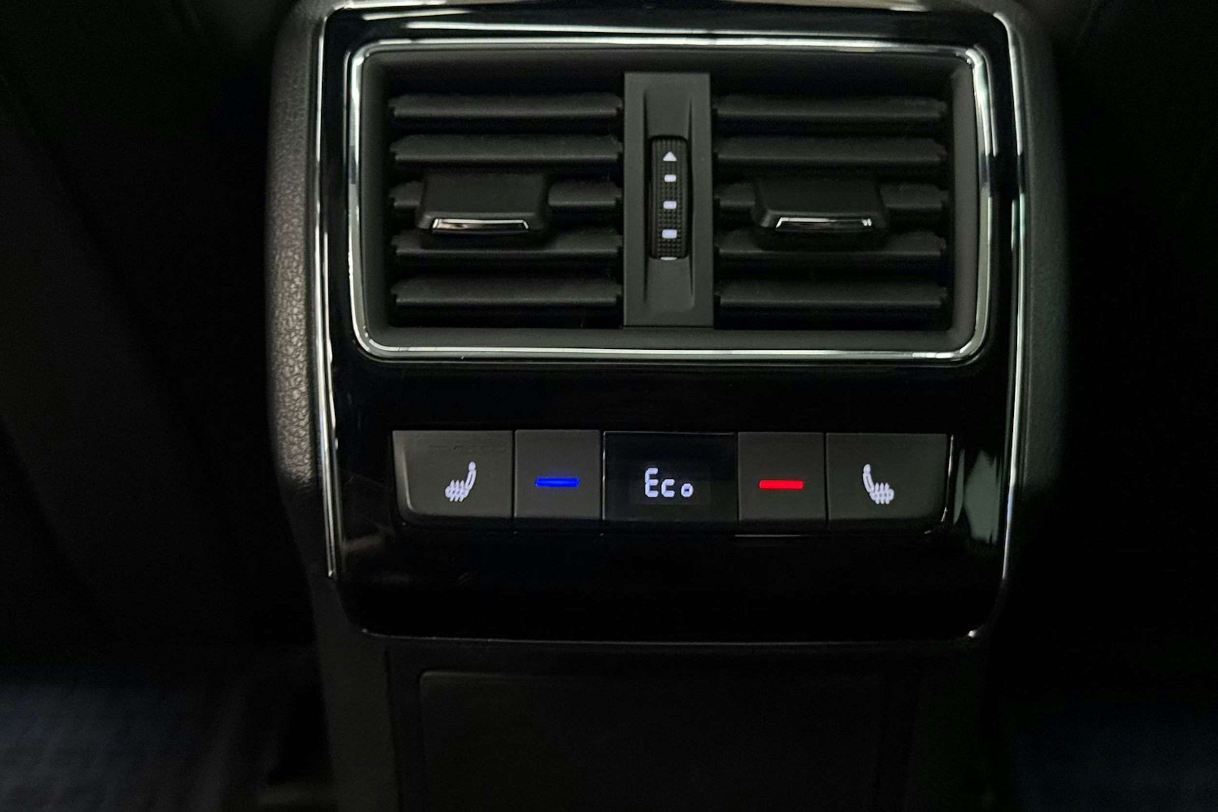 Valkoinen Skoda Superb 2020 kuva 38.
