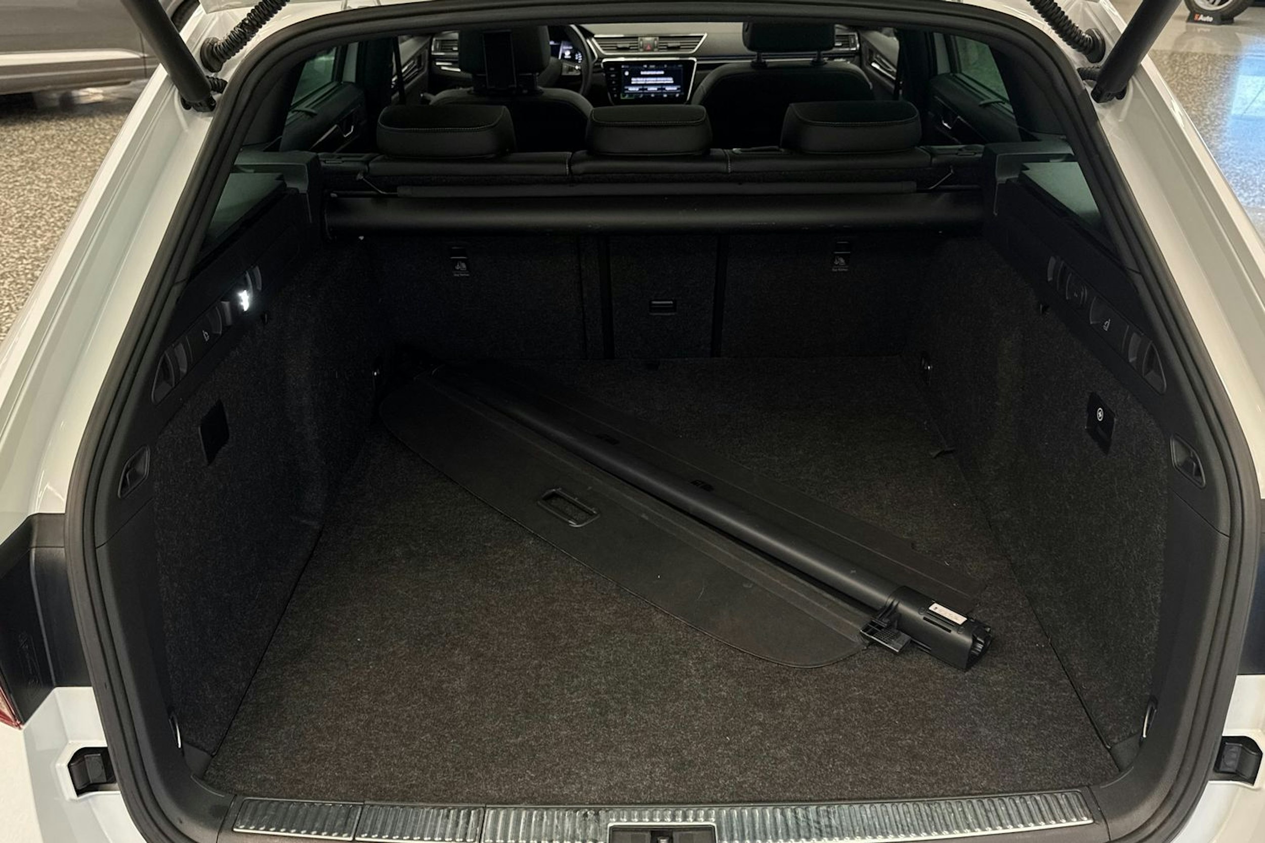 Valkoinen Skoda Superb 2020 kuva 39.