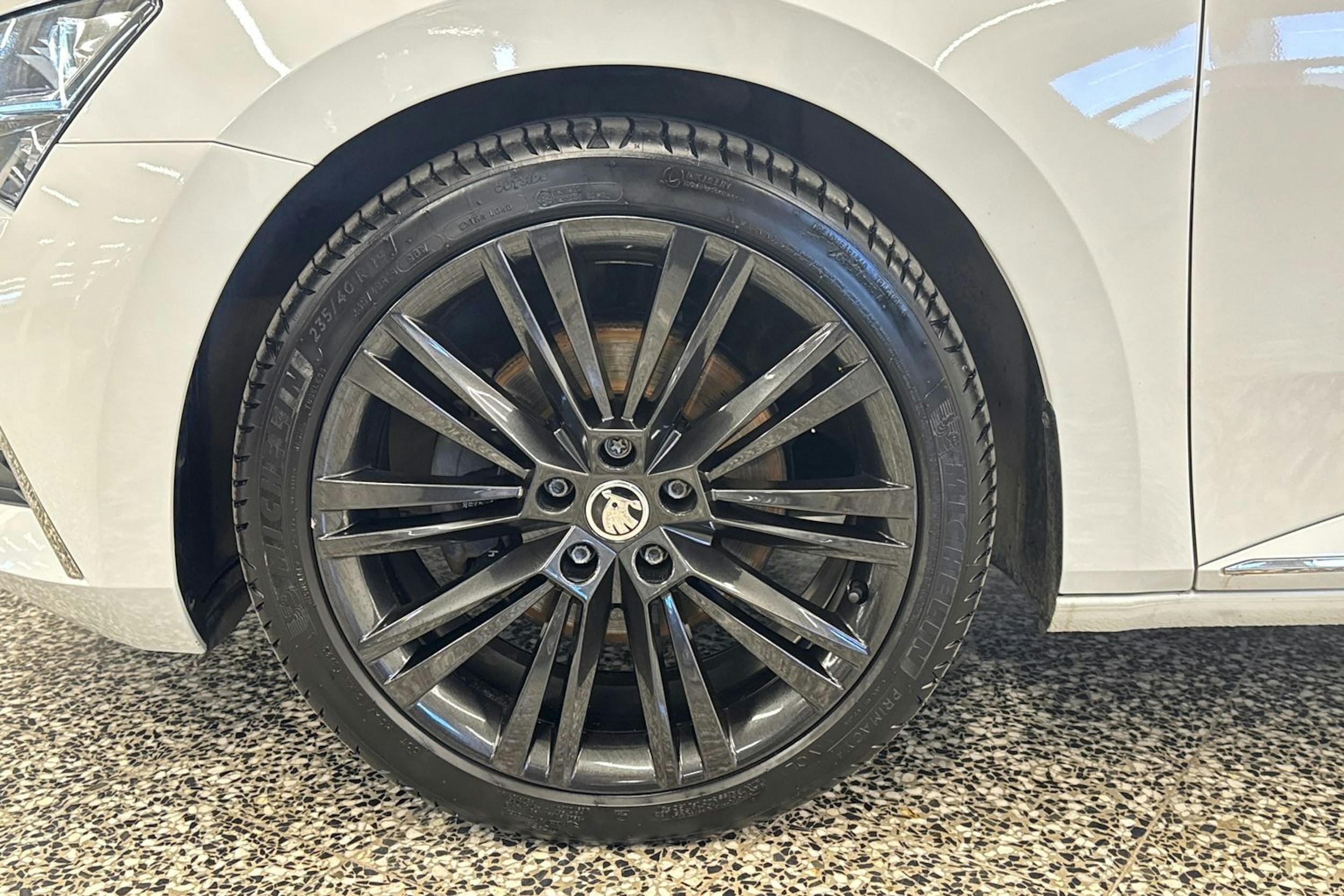 Valkoinen Skoda Superb 2020 kuva 41.