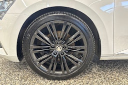 Valkoinen Skoda Superb 2020 kuva 41.