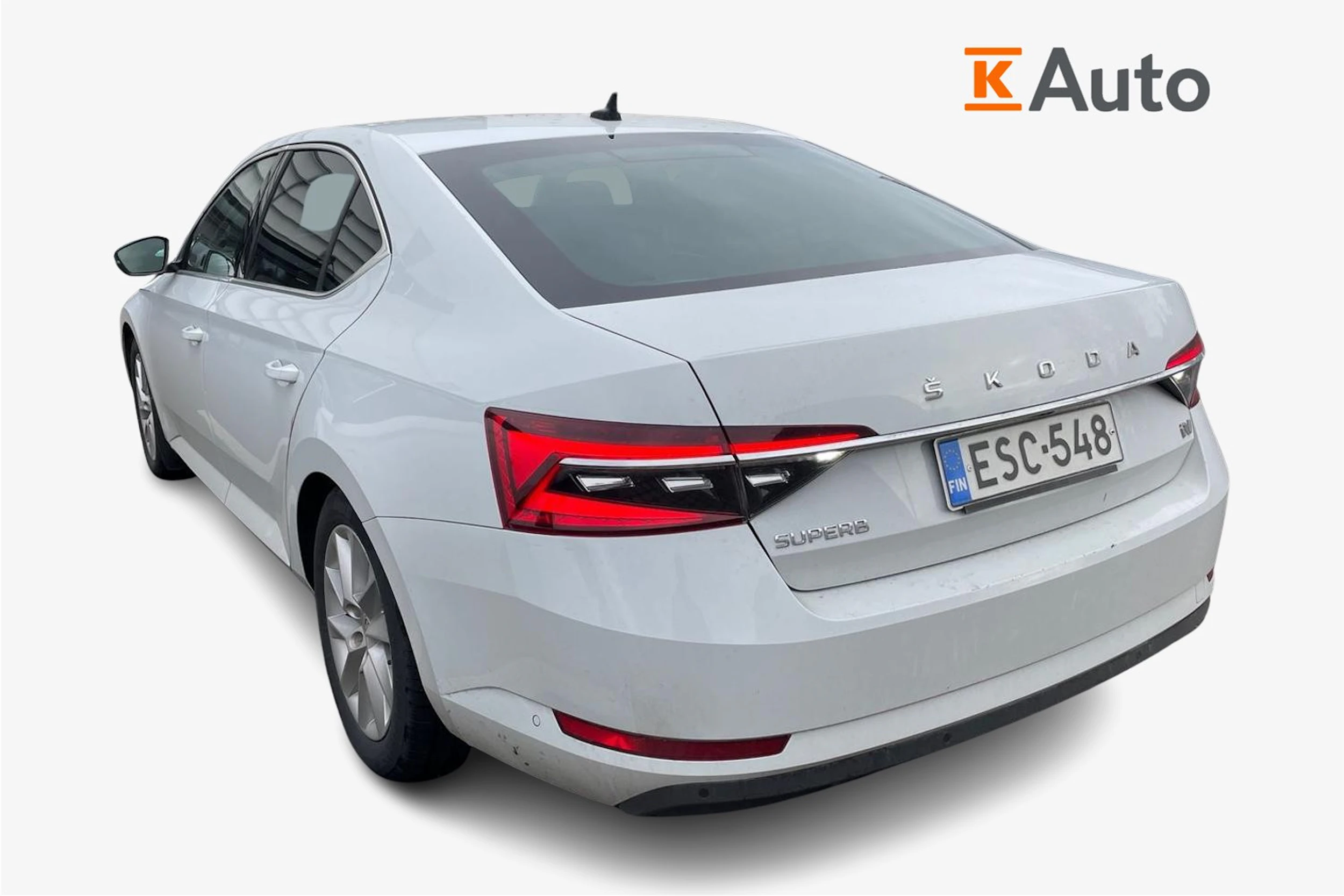 valkoinen Skoda Superb 2020 kuva 2.