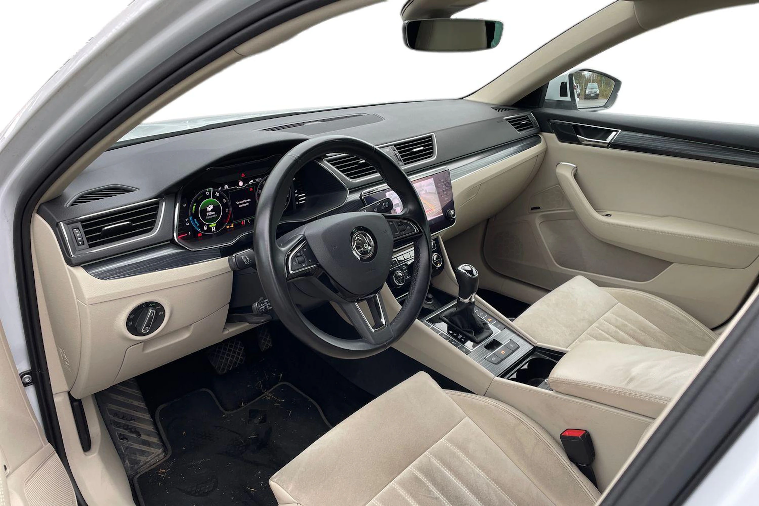 valkoinen Skoda Superb 2020 kuva 3.