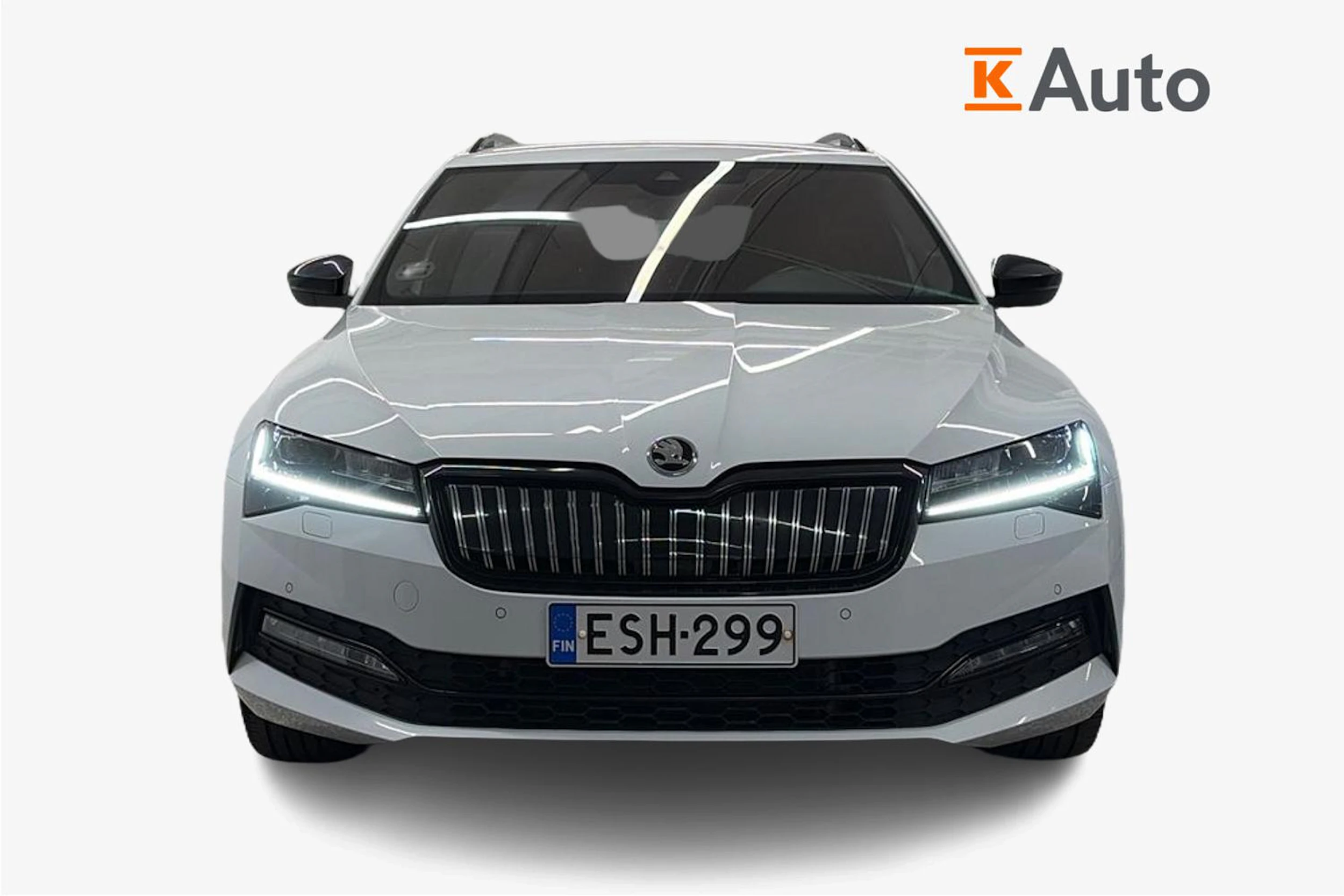 valkoinen Skoda Superb 2020 kuva 4.