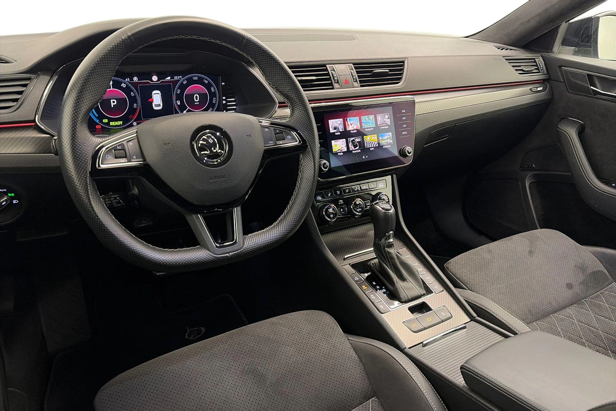 valkoinen Skoda Superb 2020 kuva 6.