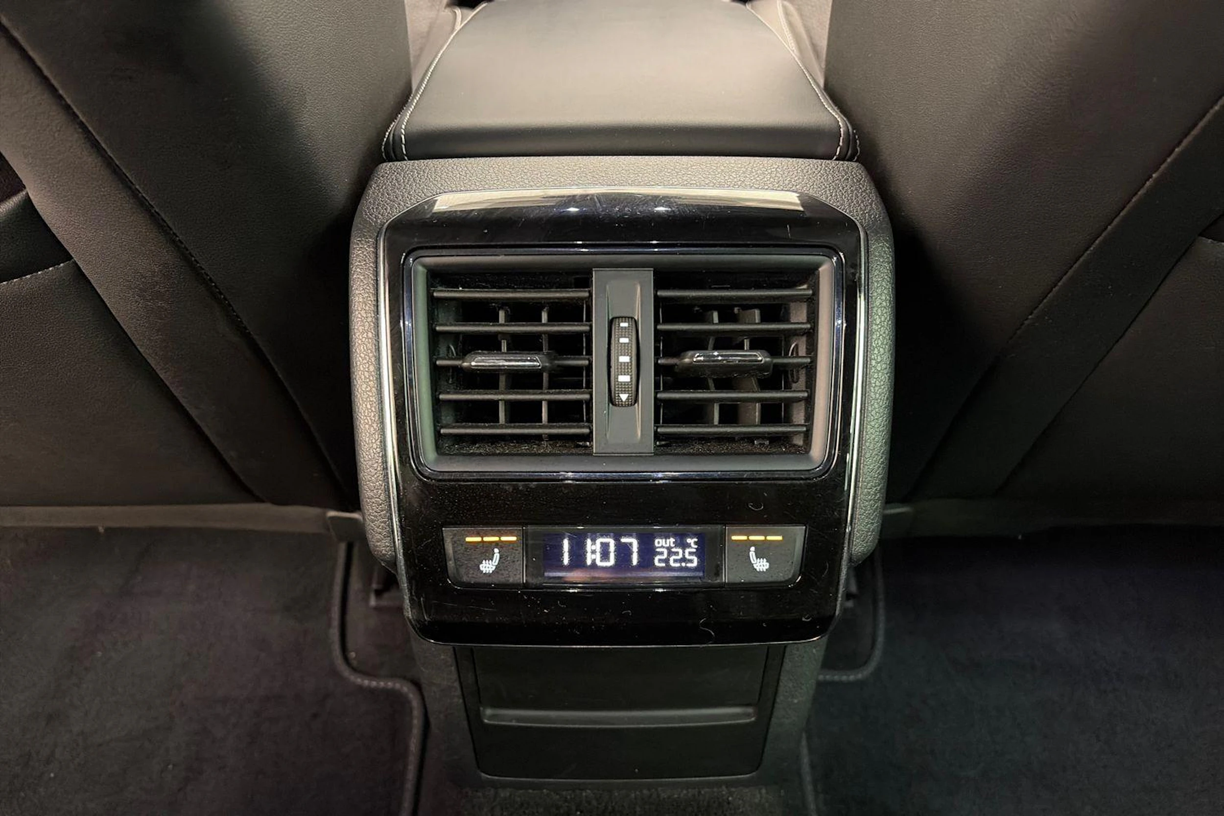 valkoinen Skoda Superb 2020 kuva 9.