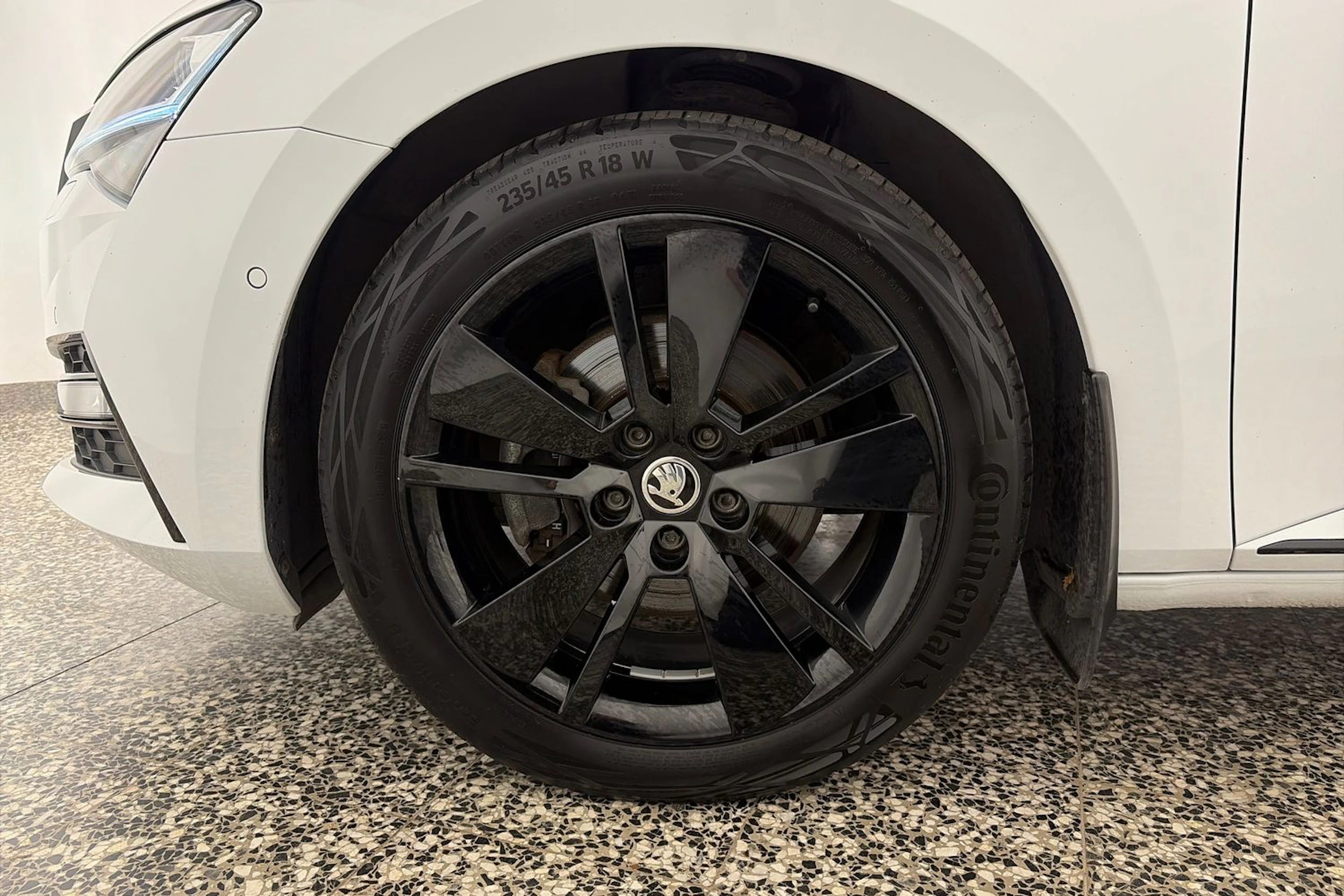 valkoinen Skoda Superb 2020 kuva 10.