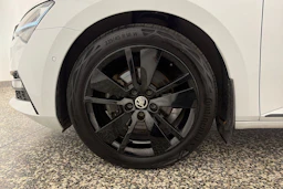 valkoinen Skoda Superb 2020 kuva 10.