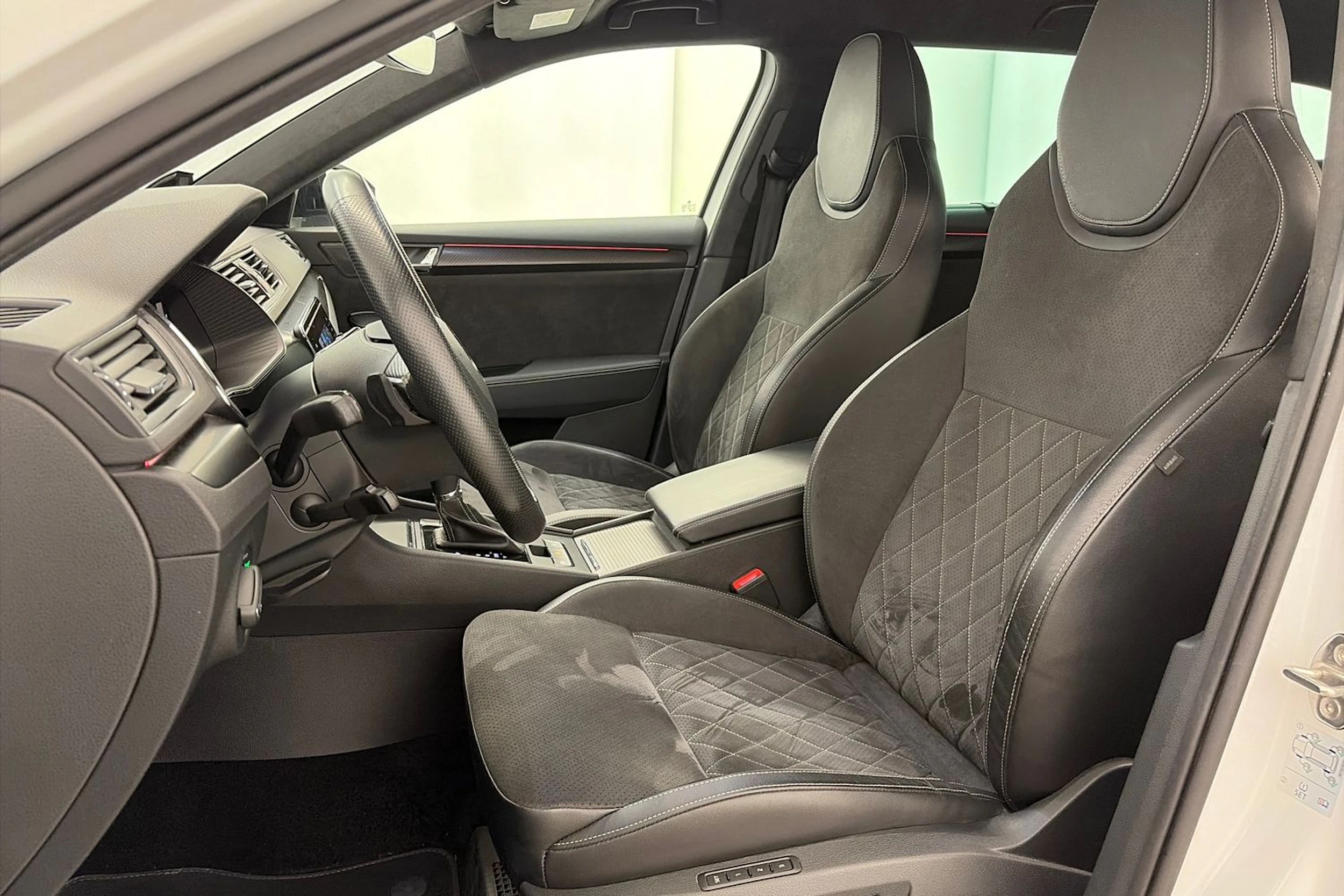 valkoinen Skoda Superb 2020 kuva 15.