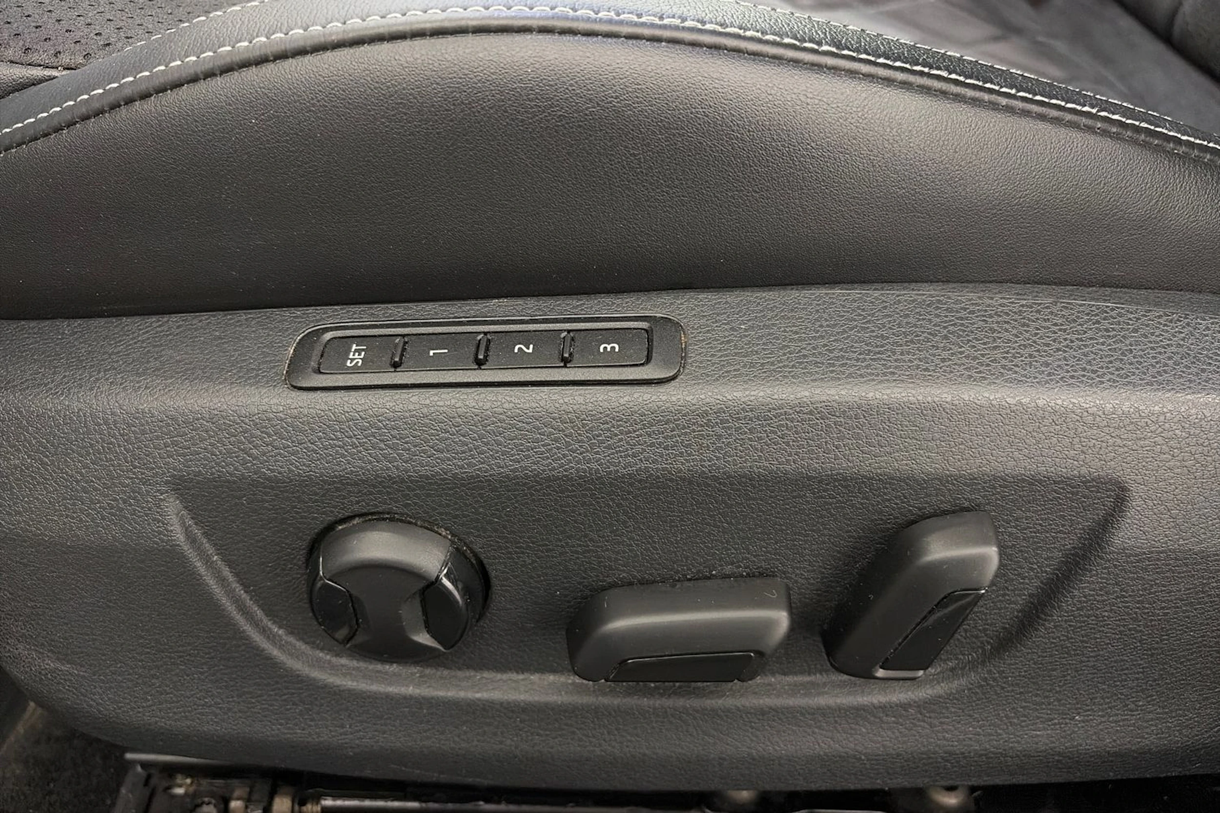 valkoinen Skoda Superb 2020 kuva 16.