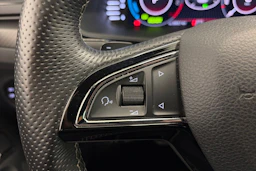 valkoinen Skoda Superb 2020 kuva 19.