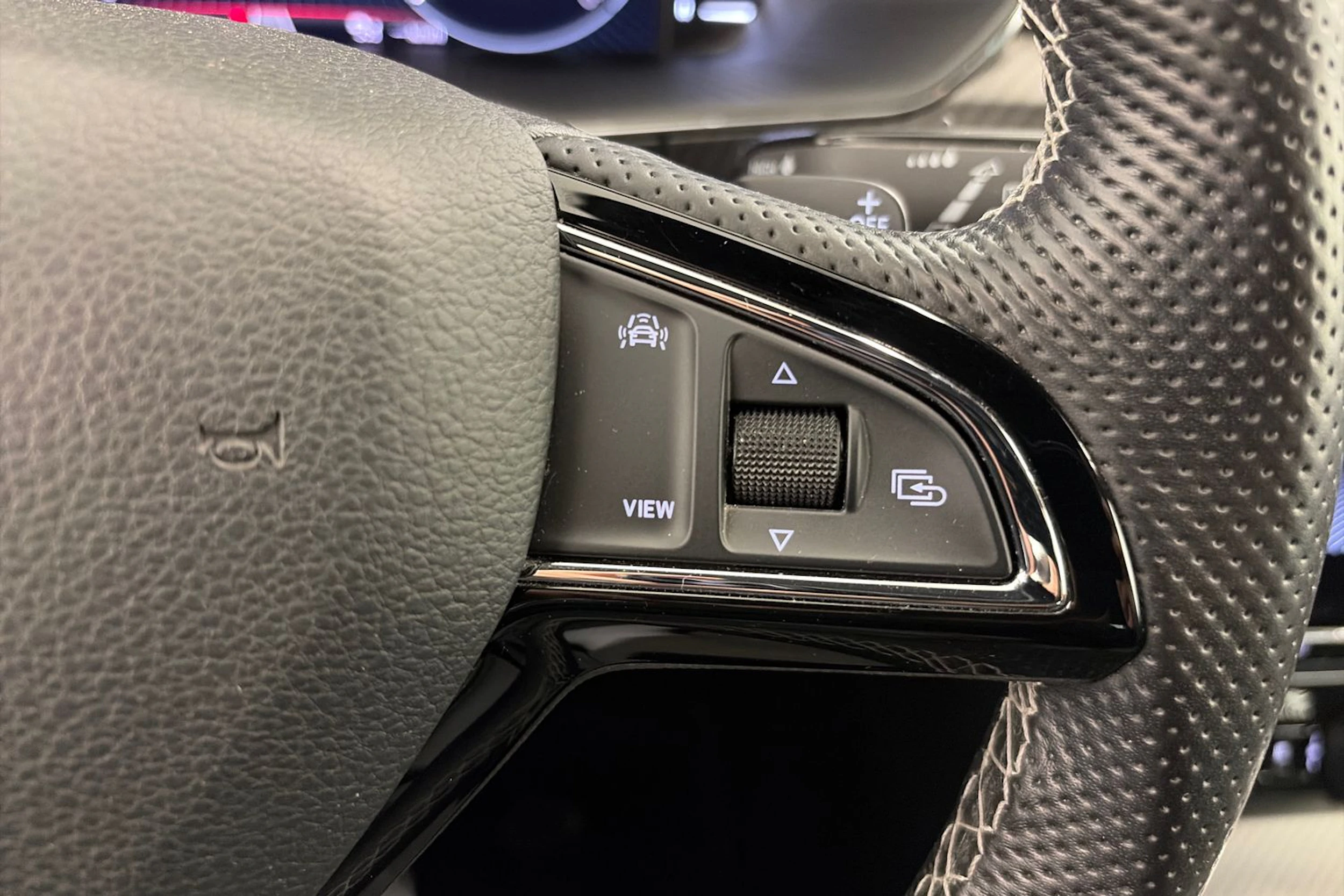 valkoinen Skoda Superb 2020 kuva 20.