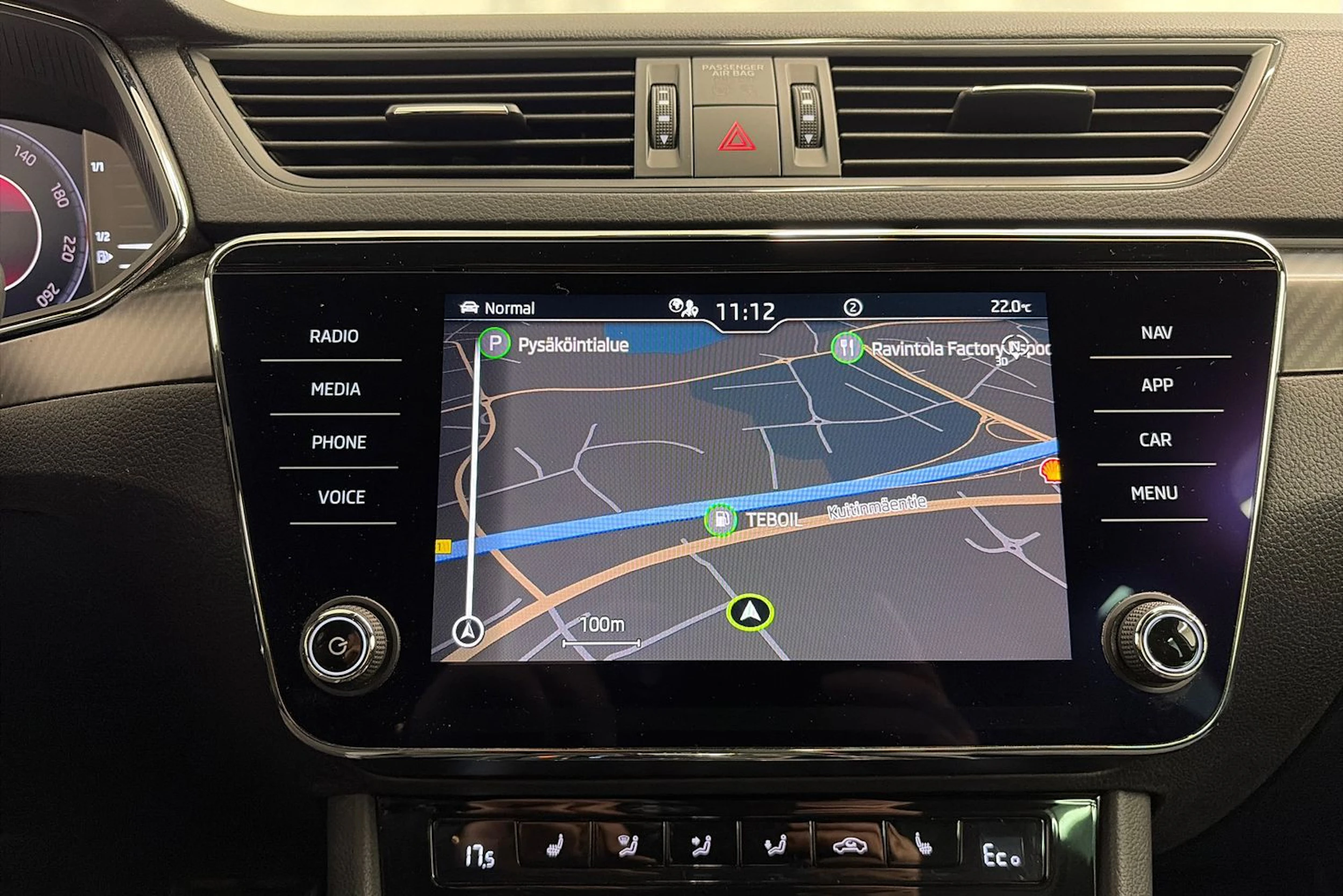 valkoinen Skoda Superb 2020 kuva 22.